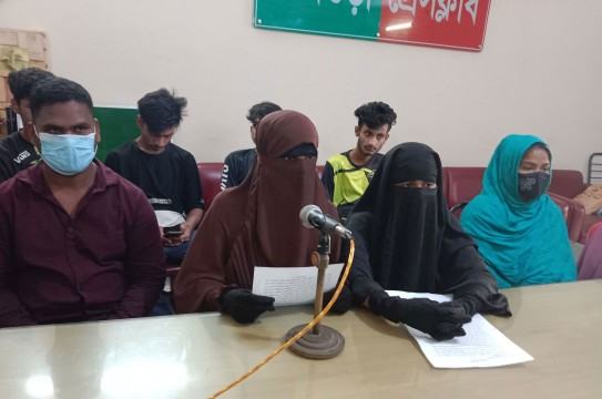 বগুড়ায় আওয়ামী লীগ ওয়ার্ড কাউন্সিলরের বিরুদ্ধে অসহায় পরিবারের সংবাদ সম্মেলন