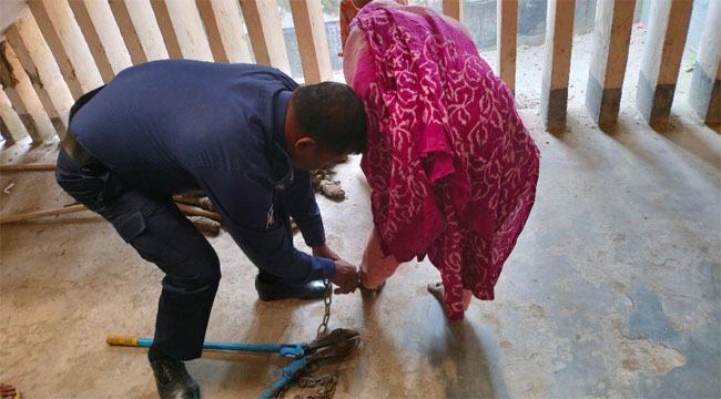 আড়াইহাজারে নেশার টাকার জন্য শিকল দিয়ে বেঁধে রেখে স্ত্রীকে নির্যাতন