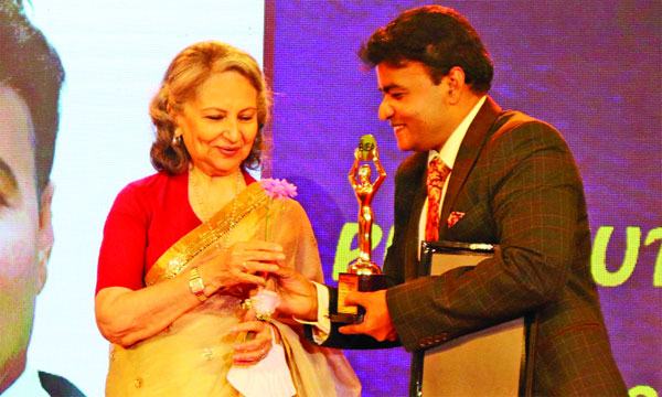 শর্মিলা ঠাকুরের হাত থেকে সম্মাননা গ্রহণ করলেন প্রদ্যুৎ