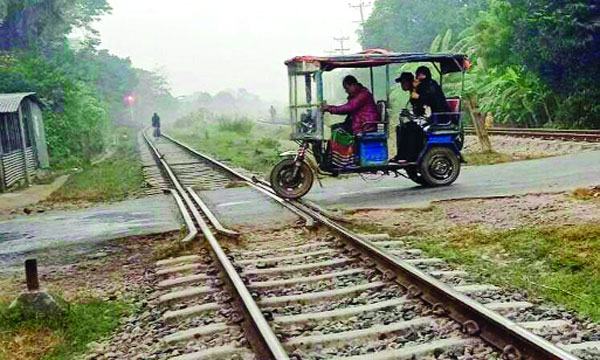 কালীগঞ্জে অরক্ষিত রেলক্রসিং যেন মরণফাঁদ