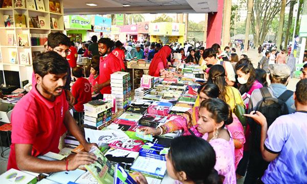 বইমেলায় বিক্রি কমেছে সাড়ে ৫ কোটি টাকা