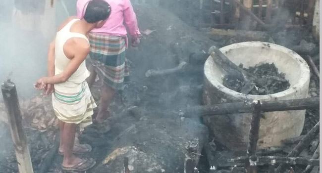 দামুড়হুদায় কৃষকের গোয়াল ঘরে আগুন, গরু-ছাগল পুড়ে ছাই