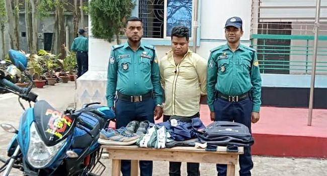 পুলিশ পরিচয়ে চাঁদা আদায়কালে গ্রেফতার ১