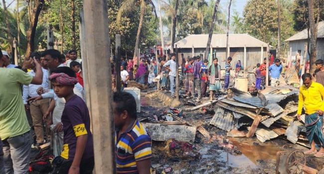 নাটোরে আগুনে পুড়ে বৃদ্ধার মৃত্যু, পুড়েছে ৮টি বাড়ি