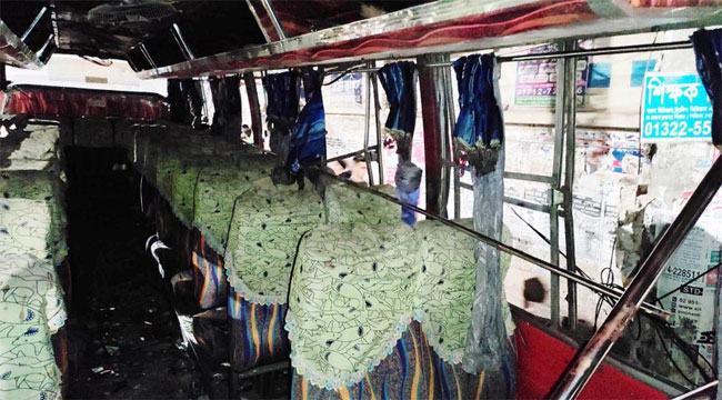 ভবনের সামনে থাকা বাসের ৩৫ যাত্রী আহত, হেলপার নিহত