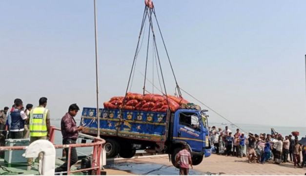 দৌলতদিয়ায় ১২ টন পেঁয়াজসহ নদীতে পরে যাওয়া ট্রাক ১৬ ঘণ্টা পর উদ্ধার