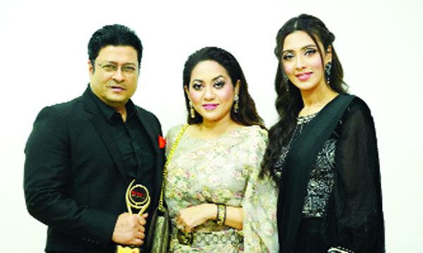 ‘ফ্যাশন আইকন’ হিসেবে সম্মাননা লাভ দুজনের, সঙ্গে মিম