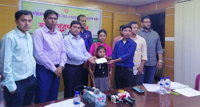 সীতাকুণ্ডের বিস্ফোরণে নিহত ও আহতদের চেক বিতরণ