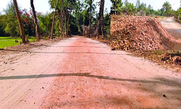 ভালুকার মল্লিকবাড়ি-উথুরা সড়কে কার্পেটিং কাজে অনিয়ম