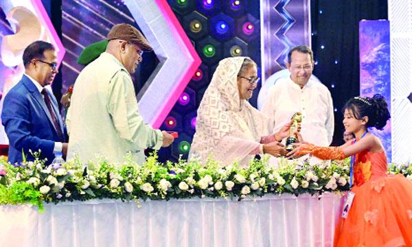 জীবনধর্মী ভালো চলচ্চিত্র নির্মাণ করুন : প্রধানমন্ত্রী