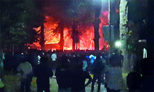 দোকান-পুলিশ বক্সে আগুন ক্লাস পরীক্ষা বন্ধ ঘোষণা