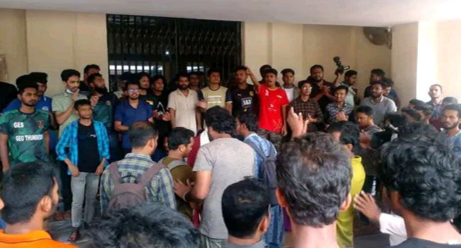 রাবি’র প্রশাসন ভবনে তালা দিয়ে বিক্ষোভ শিক্ষার্থীদের