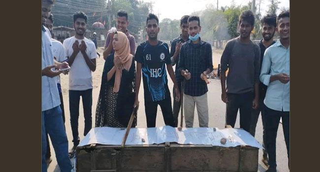 শিক্ষার্থী-স্থানীয় সংঘর্ষ: রাবি প্রক্টরের ভূমিকায় প্রতীকী জানাজা পড়েন বিক্ষুব্ধ শিক্ষার্থীরা