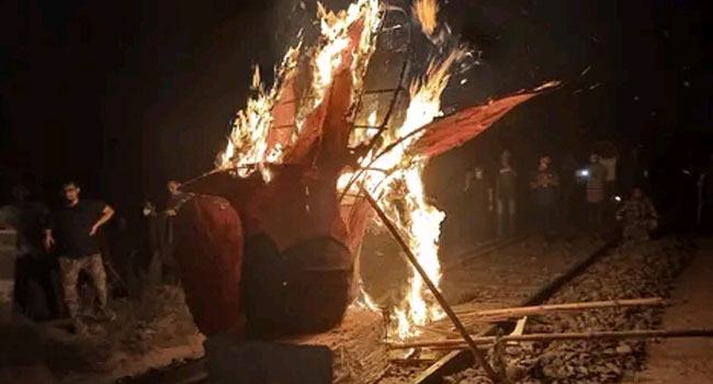 রেললাইনে রাবি শিক্ষার্থীদের আগুন, ঢাকা-রাজশাহী রেল যোগাযোগ বন্ধ