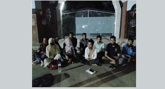 ৭ দফা দাবিতে আমরণ অনশনে রাবির ১০ শিক্ষার্থী