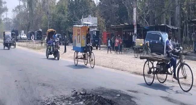 রাবি ক্যাম্পাস : থমথমে এলাকা, চলছে ছোট ছোট যানবাহন