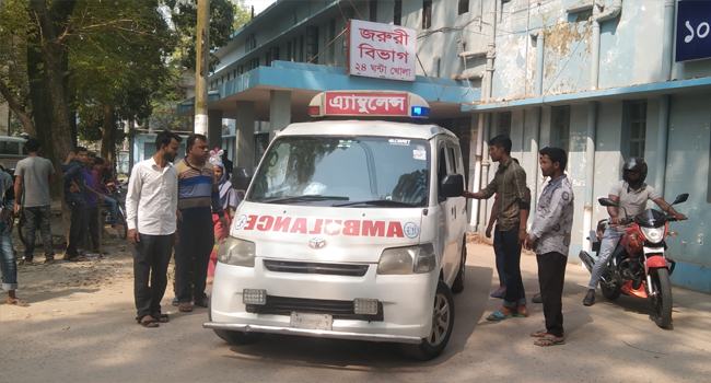 রেলের খুঁটি পড়ে ব্যবসায়ী নিহত, আহত ৩