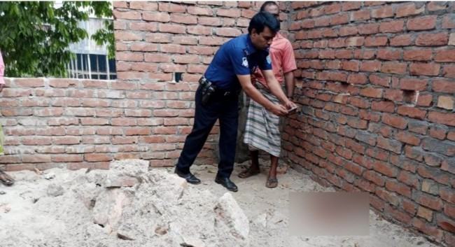 দৌলতদিয়া বাড়ির মেঝে থেকে যুবকের রক্তাক্ত লাশ উদ্ধার