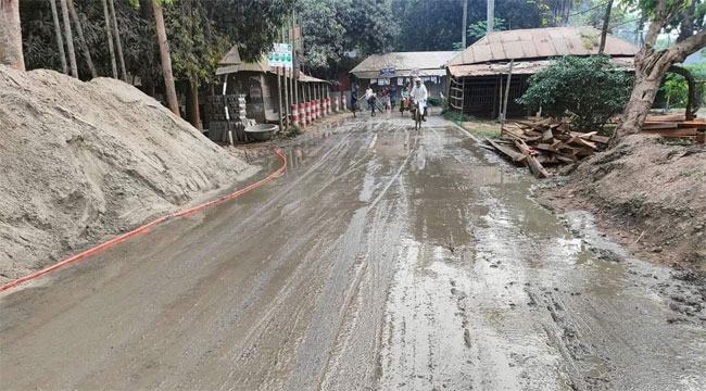 বোয়ালমারীতে অবৈধভাবে ইটভাটার জন্য মাটি সংগ্রহ : পিচঢালা সড়ক যেনো মৃত্যুফাঁদ