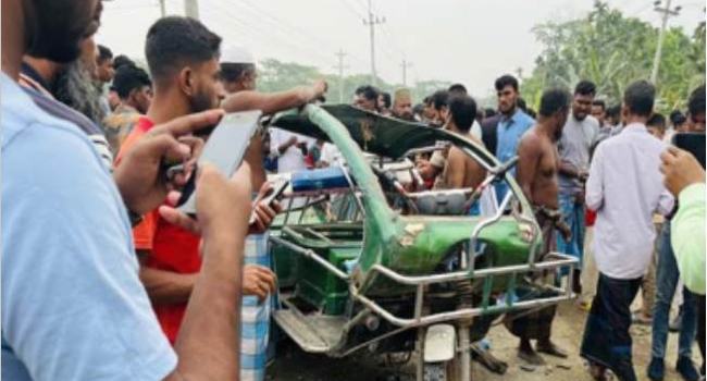 বাস-অটোর মুখোমুখি সংঘর্ষে ২ কলেজছাত্রীসহ নিহত ৪