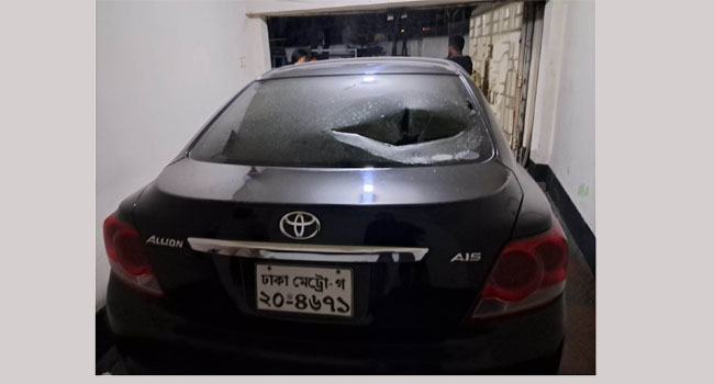 এলোপাতাড়ি অটোরিকশা রাখতে বাধা দেয়ায় চেয়ারম্যানের গাড়িতে হামলা