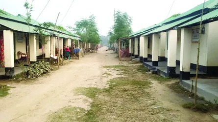 ভোলাহাটে আপন ঠিকানা পেয়ে খুশি ১১২২ পরিবার