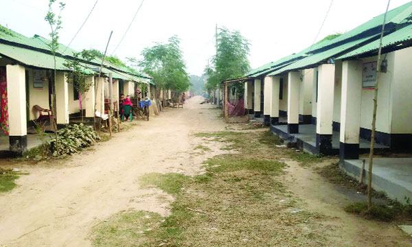 ভোলাহাটে আপন ঠিকানা পেয়ে খুশি ১১২২ পরিবার