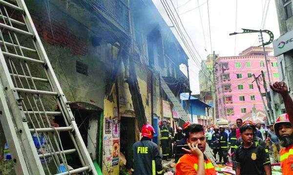 নারায়ণগঞ্জে বাণিজ্যিক ভবনে ভয়াবহ বিস্ফোরণ নিহত ১ আহত ১০