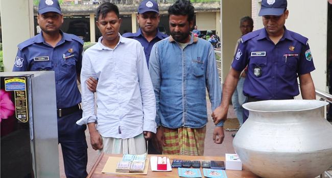নওগাঁয় চোখ মরিচের গুঁড়া ছিটিয়ে টাকা ছিনতাই, গ্রেফতার ২