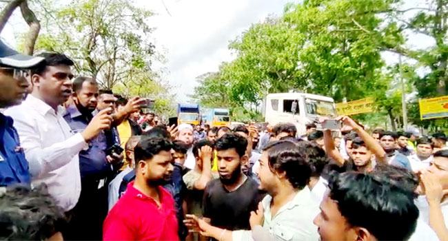 মহাসড়কে ফুটওভার ব্রিজের দাবিতে শিক্ষার্থীদের মহাসড়ক অবরোধ
