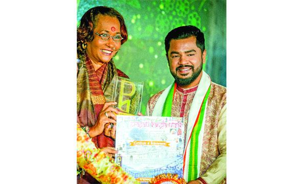 বিবি রাসেলের হাত থেকে সম্মাননায় ভূষিত স্বপ্নীল সজীব