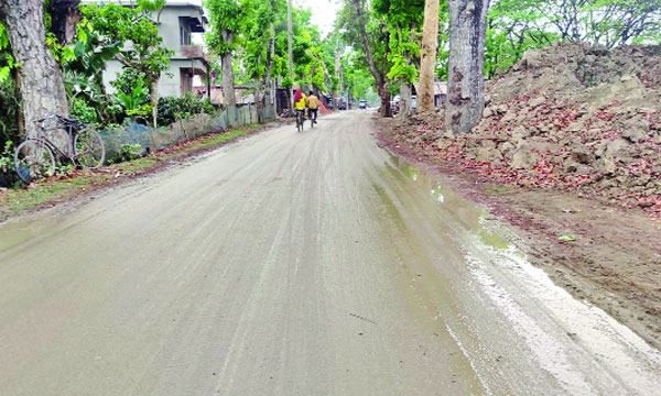 চৌগাছায় ইটভাটার মাটি পড়ে পিচঢালা সড়ক মৃত্যুফাঁদ