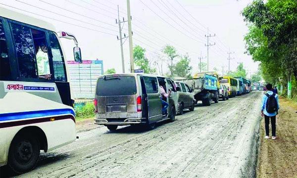 সামান্য বৃষ্টিতেই ঢাকা-চট্টগ্রাম মহাসড়ক কাদামাটিতে একাকার