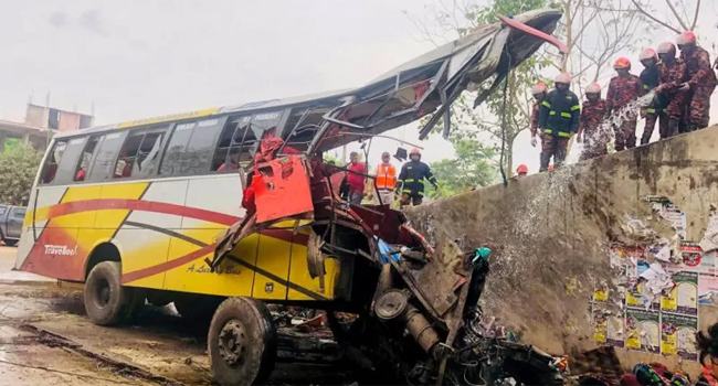 যে কারণে বাসযাত্রা ঝুঁকিপূর্ণ হয়ে উঠছে
