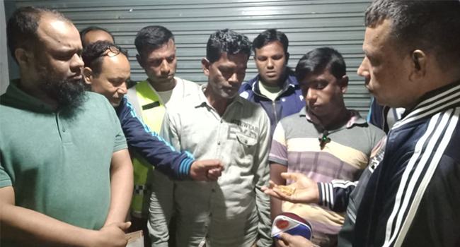 চুয়াডাঙ্গায় স্বর্ণের বারসহ ২ পাচারকারী আটক