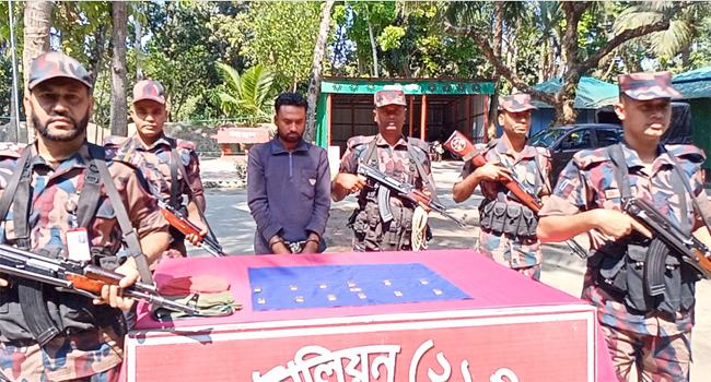 শার্শা সীমান্তে ১৩ স্বর্ণের বারসহ পাচারকারী আটক