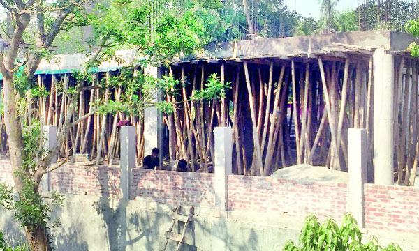 মুন্সীগঞ্জে আদালতের নিষেধাজ্ঞা অমান্য করে ভবন নির্মাণ
