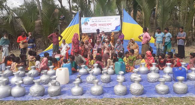 পাথরঘাটায় খালি কলসি নিয়ে সুপেয় পানির দাবি