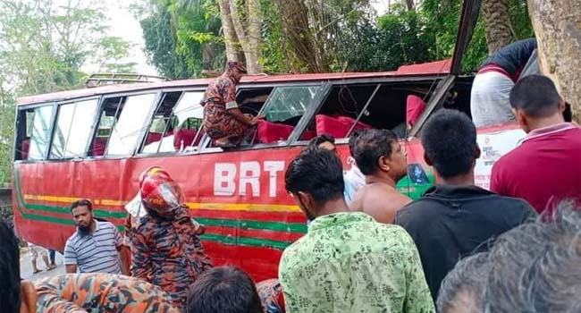 ঝালকাঠিতে বৈদ্যুতিক খুঁটির সাথে বাসের ধাক্কা, নিহত ২