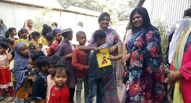 সোনারগাঁওয়ে বেদেপাড়ায় স্কুলব্যাগ ও স্যান্ডেল বিতরণ
