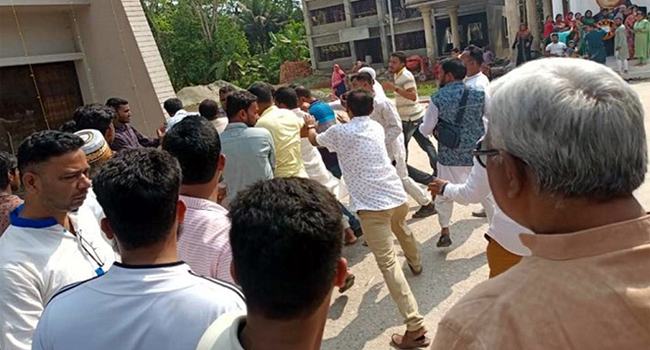 এমপির সামনে আ’লীগ নেতাকে পেটাল দলীয় অন্য নেতার কর্মীরা