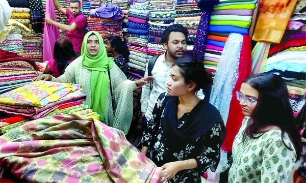 চাঁদনী চকে থান কাপড়ের দাম ও মান নিয়ে অসন্তুষ্টি