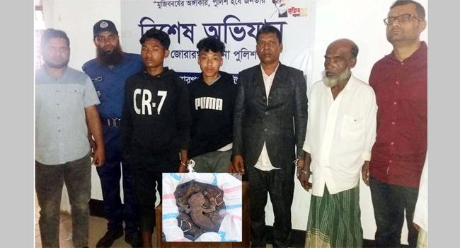 মিরসরাইয়ে ১২টি তক্ষকসহ ৪ পাচারকারী আটক