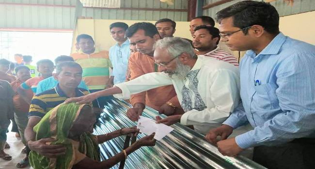 আগুনে ক্ষতিগ্রস্থদের মা‌ঝে ঢেউটিন ও নগদ অর্থ বিতরণ