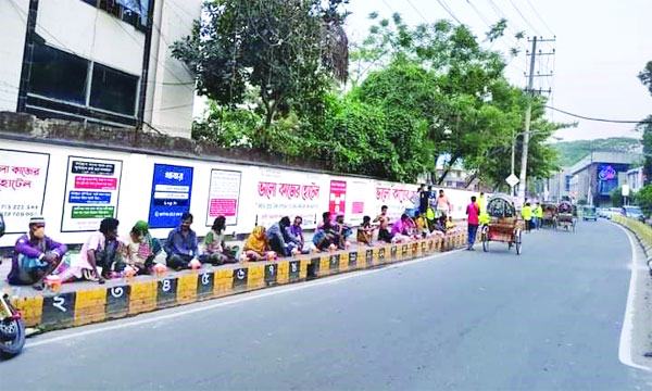 কমলাপুরে ছিন্নমূলের ইফতারে ভরসা ‘ভালো কাজের হোটেল’