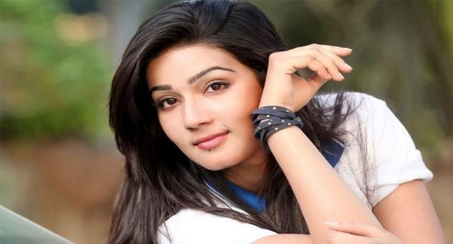 মা হলেন মাহি