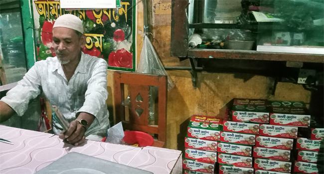 ৬ বছর ধরে ইফতারি বিলিয়ে তৃপ্ত আলাউদ্দিন