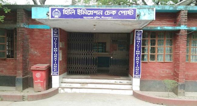 সার্ভার জটিলতায় হিলি ইমিগ্রেশন চেকপোস্ট দিয়ে যাত্রী পারাপার বন্ধ