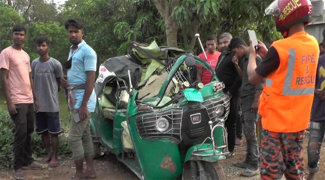 পলাশে কাভার্ডভ্যানের সাথে সিএনজির সংঘর্ষে নিহত ২, আহত ৪