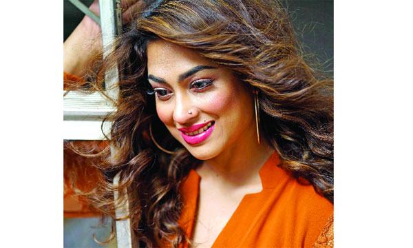 পপির অপেক্ষায় নির্মাতা